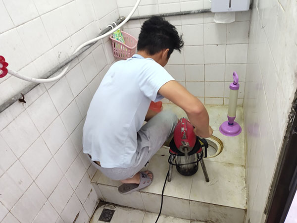 千阳管道堵塞冒臭气 专业师傅现场解决问题